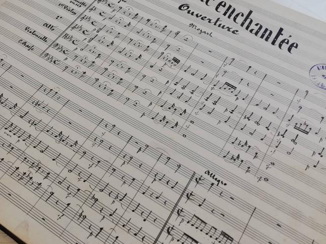 4. Partition, Conducteur manuscrit de La Flûte enchantée de Mozart par Chauveau, compositeur local (Ms 357). La bibliothèque de Laval renferme plusieurs séries de volumes de partitions (Denoyelle, Jacquot, Abbé Baraise, ici Chauveau) 